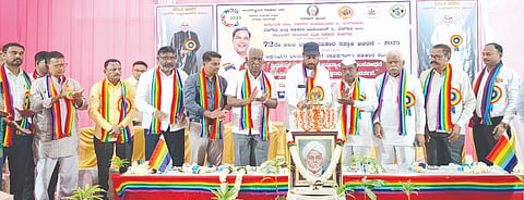 ರಾಯಬಾಗದಲ್ಲಿ ಹಮ್ಮಿಕೊಂಡಿದ್ದ ಸಹಕಾರ ಸಪ್ತಾಹ ಕಾರ್ಯಕ್ರಮವನ್ನು ವಿವೇಕರಾವ ಪಾಟೀಲ ಉದ್ಘಾಟಿಸಿದರು. ಲಕ್ಷ್ಮಿಕಾಂತ ದೇಸಾಯಿ, ಬಸಗೌಡ ಪಾಟೀಲ ಇತರರಿದ್ದರು.