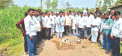 ಚಿಂಚಲಿ ರಸ್ತೆ ಸುಧಾರಣೆಗೆ ಶಾಸಕ ಡಿ.ಎಂ.ಐಹೊಳೆ ಭೂಮಿಪೂಜೆ ನೆರವೇರಿಸಿದರು. ಸದಾಶಿವ ಘೋರ್ಪಡೆ, ಅಂಕುಶ ಜಾಧವ, ಸಂಜು ಮೈಶಾಳೆ, ಲಕ್ಷ್ಮಣ ತುಳಸಗೇರಿ, ರಾವಸಾಹೇಬ ಜಾಧವ, ಮಲ್ಲು ಪಾಟೀಲ ಇತರರಿದ್ದರು.
