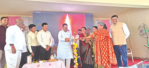 ಭಿರಡಿಯಲ್ಲಿ ವಿಶ್ವ ಮಹಿಳಾ ದಿನಾಚರಣೆ ಕಾರ್ಯಕ್ರಮವನ್ನು ಶಾಸಕ ಡಿ.ಎಂ.ಐಹೊಳೆ ಉದ್ಘಾಟಿಸಿದರು. ಕವಿತಾ ಮಿಶ್ರಾ, ಎಸ್.ಬಿ.ಪಾಟೀಲ, ಪ್ರಶಾಂತ ಕುಮಾರ ಇತರರಿದ್ದರು.