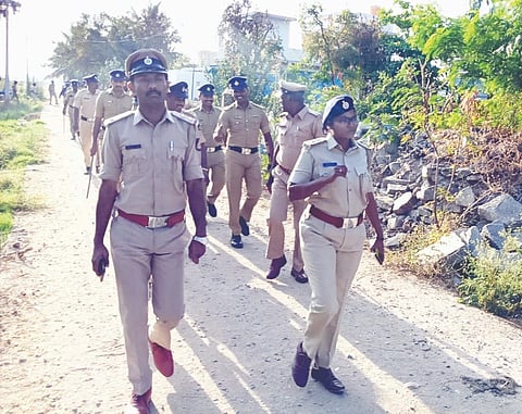 ಹತ್ತಿಗುಡ್ಡ ಗ್ರಾಮದಲ್ಲಿ ಬಿಲ್ವಪತ್ರೆ ಬಸವೇಶ್ವರ ಜಾತ್ರೆ ಅಂಗವಾಗಿ ಶುಕ್ರವಾರ ತುರ್ವಿಹಾಳ ಠಾಣೆ ಪಿಎಸ್‌ಐ ಸುಜಾತಾ ಡಿ.ಎನ್. ನೇತೃತ್ವದಲ್ಲಿ ಎರಡು ಕೆಎಸ್‌ಆರ್‌ಪಿ ಬೆಟಾಲಿಯನ್‌ಗಳಿಂದ ಪಥ ಸಂಚಲನ ನಡೆಸಲಾಯಿತು. 