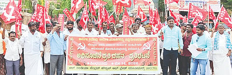 ಸಿಂಧನೂರಿನಲ್ಲಿ ಎಐಸಿಸಿಟಿಯು ಮುಖಂಡರು ಗುರುವಾರ ಪ್ರತಿಭಟನೆ ನಡೆಸಿದರು. ಸಂಘಟನೆಯ ರಾಜ್ಯ ಸಹ ಕಾರ್ಯದಶಿ ನಾಗರಾಜ್ ಪೂಜಾರ್, ನಿಂಗಪ್ಪ ತುರ್ವಿಹಾಳ, ವೀರೇಶ ಜವಗೇರಾ, ಮೌನೇಶ್ ಕವಿತಾಳ, ವೆಂಕಟೇಶ ಇತರರಿದ್ದರು.