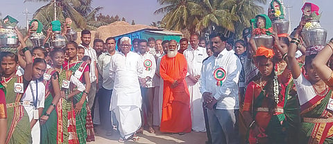 ಪಗಡದಿನ್ನಿ ಗ್ರಾಮದ ಸರ್ಕಾರಿ ಹಿಪ್ರಾ ಶಾಲೆಯಲ್ಲಿ ಹಮ್ಮಿಕೊಂಡಿದ್ದ ತಾಲೂಕು ಮಟ್ಟದ ಪ್ರತಿಭಾ ಕಾರಂಜಿ ಹಾಗೂ ಕಲೋತ್ಸವ ನಿಮಿತ್ತ ವಿದ್ಯಾರ್ಥಿನಿಯರಿಂದ ಕುಂಭ ಮೆರವಣಿಗೆ ನಡೆಯಿತು.  