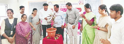 ಸಿಂಧನೂರಿನ ಸರ್ಕಾರಿ ಪದವಿ ಮಹಾವಿದ್ಯಾಲಯದಲ್ಲಿ ಶುಕ್ರವಾರ ಏರ್ಪಡಿಸಿದ್ದ ಸಂಶೋಧನಾ ಕಾರ್ಯಾಗಾರವನ್ನು ಲಿಂಗಸುಗೂರು ಸರ್ಕಾರಿ ಪ್ರಥಮ ದರ್ಜೆ ಕಾಲೇಜ್ ಪ್ರಾಧ್ಯಾಪಕ ಡಾ.ಸಂಗನಗೌಡ ಉದ್ಘಾಟಿಸಿದರು. ಪ್ರಾಚಾರ್ಯ ಪಾಂಡು, ಪ್ರಾಧ್ಯಾಪಕರಾದ ಡಾ.ಲಕ್ಷ್ಮೀದೇವಿ, ದಿವ್ಯಾ, ಅಂಬುತಾಯಿ ಇದ್ದರು.