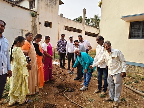 ಗುಬ್ಬಿ ಬಾಲಕಿಯರ ಶಾಲೆ ಆವರಣದಲ್ಲಿ ಜಿಲ್ಲೆಯ ವಿಶೇಷ ಮತ್ತು ಅಳಿವಿನಂಚಿನಲ್ಲಿರುವ ಜಾಲಾರಿ ಹೂವಿನ ಸಸಿ ನೆಡಲಾಯಿತು. ಬಿ.ಆರತಿ, ಬಿ.ಯು.ಚಂದ್ರಶೇಖರ್​ , ಜಿ.ಹಿಮಂತರಾಜು, ದೇವಿಕಾ, ರೇಣುಕಾ ಮತ್ತಿತರರು ಇದ್ದರು.