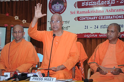 ಮೈಸೂರು ರಾಮಕೃಷ್ಣ ಆಶ್ರಮದ ಅಧ್ಯಕ್ಷ ಸ್ವಾಮಿ ಮುಕ್ತಿದಾನಂದ ಸೋಮವಾರ ಸುದ್ದಿಗೋಷ್ಠಿಯಲ್ಲಿ ಮಾತನಾಡಿದರು. ಆಶ್ರಮದ  ಸ್ವಾಮಿ ಯುಕ್ತೇಶಾನಂದಜಿ, ಸ್ವಾಮಿ ಮಹಾಮೇದಾನಂದಜಿ ಇದ್ದರು
