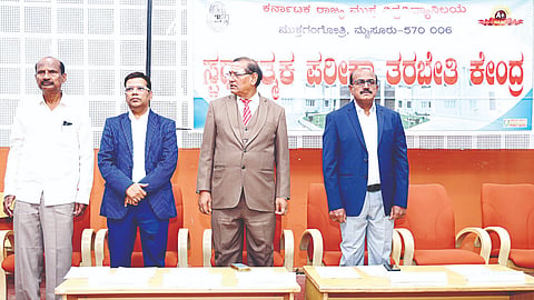 ಕರ್ನಾಟಕ ರಾಜ್ಯ ಮುಕ್ತ ವಿಶ್ವವಿದ್ಯಾಲಯದ ಸ್ಪರ್ಧಾತ್ಮಕ ಪರೀಕ್ಷಾ ತರಬೇತಿ ಕೇಂದ್ರದಿಂದ ಮಂಗಳವಾರ ಆಯೋಜಿಸಿದ್ದ ತರಬೇತಿ ಕಾರ್ಯಕ್ರಮದಲ್ಲಿ ಪ್ರೊ.ಶರಣಪ್ಪ ವಿ.ಹಲಸೆ, ಕಲ್ಯಾಣ್ ಕುಮಾರ್, ಎ.ದೇವರಾಜು, ಜೈನಹಳ್ಳಿ ಸತ್ಯನಾರಾಯಣಗೌಡ ಇದ್ದರು.