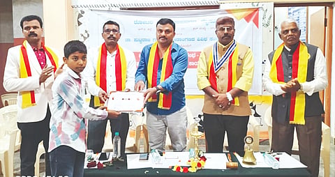 ಜಯಪ್ರಕಾಶ ನಗರದ ರೋಟರಿಯಿಂದ ನಡೆದ ಕನ್ನಡ ರಾಜ್ಯೋತ್ಸವ ಸಮಾರಂಭದಲ್ಲಿ ವಿವಿಧ ಸ್ಪರ್ಧೆಯಲ್ಲಿ ವಿಜೇತರಾದವರಿಗೆ ಬಹುಮಾನ ವಿತರಿಸಲಾಯಿತು. ಪಿ. ರವಿಶಂಕರ್, ಟಿ.ಸತೀಶ್‌ಜವರೇಗೌಡ, ಕೆ.ನರಸಿಂಹಮೂರ್ತಿ, ಡಾ.ಡಿ.ಎಂ.ನಾಗರಾಜು, ಡಾ.ಮುಳ್ಳೂರು ನಂಜುಂಡಸ್ವಾಮಿ ಇತರರು ಇದ್ದರು. 