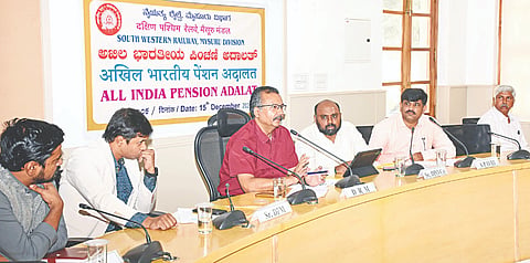 ನೈಋತ್ಯ ರೈಲ್ವೆ ಮೈಸೂರು ವಿಭಾಗದಿಂದ ಸೋಮವಾರ ಅಖಿಲ ಭಾರತ ಪಿಂಚಣಿ ಅದಾಲತ್-2025 ಆಯೋಜಿಸಲಾಗಿತ್ತು. ಮುದಿತ್ ಮಿತ್ತಲ್, ಪಾರ್ಥಸಾರಥಿ, ತಿರುಮಲ ರೆಡ್ಡಿ, ಹರ್ಷವರ್ಧನ, ಪೃಥ್ವಿ ಎಸ್.ಹುಲ್ಲತ್ತಿ ಇತರರಿದ್ದರು.