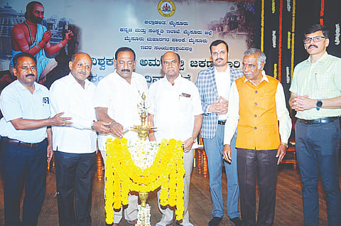  ಜಕಣಾಚಾರಿ ಸಂಸ್ಮರಣಾ ದಿನಾಚರಣೆಗೆ ಗೈರಾಗಿದ್ದ ಜನಪ್ರತಿನಿಧಿಗಳ ವಿರುದ್ಧ ವಿಶ್ವಕರ್ಮ ಸಮುದಾಯದವರು, ಸಾರ್ವಜನಿಕರುಪ್ರತಿಭಟನೆ ನಡೆಸಿದರು