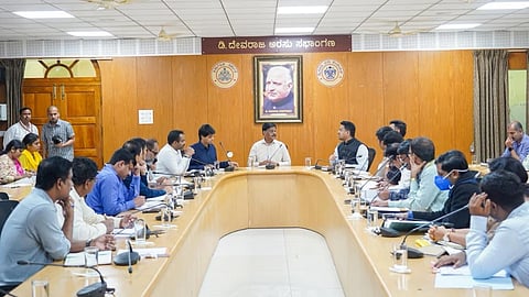 ಜಿಲ್ಲಾ ಪಂಚಾಯಿತಿ ಡಿ.ದೇವರಾಜ್ ಅರಸು ಸಭಾಂಗಣದಲ್ಲಿ ಸೋಮವಾರ ಆಯೋಜಿಸಿದ್ದ ಸಭೆಯಲ್ಲಿ ಸಚಿವ ಡಾ.ಎಚ್.ಸಿ ಮಹದೇವಪ್ಪ ಮಾತನಾಡಿದರು. ಜಿ.ಲಕ್ಷ್ಮೀಕಾಂತ ರೆಡ್ಡಿ, ಶೇಖ್ ತನ್ವೀರ್ ಆಸಿಫ್, ಎಸ್.ಯುಕೇಶ್ ಕುಮಾರ್, ರಕ್ಷಿತ್ ಇತರರಿದ್ದರು.