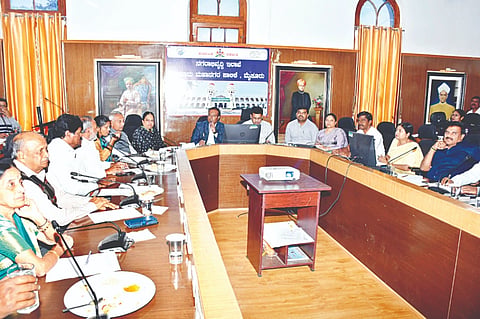  ನಗರಪಾಲಿಕೆ ಆಡಳಿತಾಧಿಕಾರಿಯೂ ಆದ ಪ್ರಾದೇಶಿಕ ಆಯುಕ್ತ ನಿತೇಶ್ ಪಾಟೀಲ ಅಧ್ಯಕ್ಷತೆಯಲ್ಲಿ ಬಜೆಟ್ ಕುರಿತು ವಿವಿಧ ಕ್ಷೇತ್ರದ ಮುಖಂಡರೊಂದಿಗಿನ ಸಮಾಲೋಚನಾ ಸಭೆ ಆಯೋಜಿಸಲಾಗಿತ್ತು.
