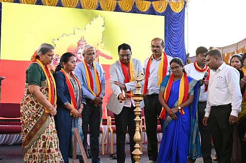 ಸೆಸ್ಕ್ ಕಚೇರಿಯಲ್ಲಿ ಆಯೋಜಿಸಿದ್ದ ಕನ್ನಡ ಉತ್ಸವ ಕಾರ್ಯಕ್ರಮವನ್ನು ಗಣ್ಯರು ಉದ್ಘಾಟಿಸಿದರು.ನಿಗಮ ಕಚೇರಿಯ ಅಧಿಕಾರಿಗಳು ಹಾಗೂ ಸಿಬ್ಬಂದಿಯ ಪ್ರತಿಭೆ ಪ್ರದರ್ಶನಕ್ಕೆ ಸಾಕ್ಷಿಯಾಯಿತು. ಕೆ.ಎಂ. ಮುನಿಗೋಪಾಲ್ ರಾಜು, ಡಿ.ಜೆ. ದಿವಾಕರ್, ಶರಣಮ್ಮ ಎಸ್. ಜಂಗಿನ, ಜಿ. ರೇಣುಕಾ ಇತರರಿದ್ದರು.