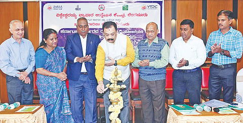 ನಗರದಲ್ಲಿ ವಿಶ್ವೇಶ್ವರಯ್ಯ ವ್ಯಾಪಾರ ಉತ್ತೇಜನಾ ಕೇಂದ್ರ (ವಿಟಿಪಿಸಿ)ದಿಂದ ಆಯೋಜಿಸಿದ್ದ ತರಬೇತಿ ಕಾರ್ಯಕ್ರಮದಲ್ಲಿ ಸುರೇಶ್‌ಕುಮಾರ್ ಜೈನ್, ಕೆ. ನಾಗರಾಜು, ಕೆ.ಬಿ ಲಿಂಗರಾಜು, ಎಲ್. ಮೇಘಲಾ, ಸಿ.ಎಸ್.ಬಾಬು ನಾಗೇಶ್, ಸೋಮಶೇಖರ್ ಇತರರು ಇದ್ದರು.