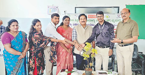 ರಾಷ್ಟ್ರೀಯ ಯುವ ದಿನಾಚರಣೆ ಅಂಗವಾಗಿ ಗ್ರಾಮೀಣ ಶಿಕ್ಷಣ ಮತ್ತು ಆರೋಗ್ಯ ಸಂಸ್ಥೆ (ಆರ್‌ಎಲ್ಎಚ್‌ಪಿ), ವಿದ್ಯಾವಿಕಾಸ ಬಿ.ಇಡಿ ಕಾಲೇಜು ವತಿಯಿಂದ ಆಯೋಜಿಸಿದ್ದ ಕಾರ್ಯಕ್ರಮವನ್ನು ಎಂ.ಎನ್.ನಟರಾಜ್ ಉದ್ಘಾಟಿಸಿದರು. ಸರಸ್ವತಿ , ಪ್ರೊ.ವಿ.ಕೆ. ಜೋಸ್, ಎಂ.ಎನ್.ದಿನೇಶ್, ಕೆ.ಎಸ್ ಶಿಲ್ಪ, ಮಹೇಶ್, ಮೆರಿಟೀನಾ ಇತರರು ಇದ್ದರು.