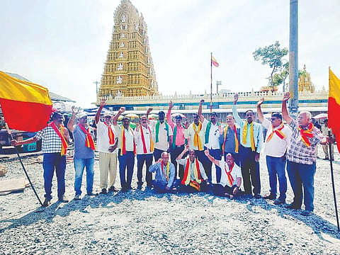  ಚಾಮುಂಡಿಬೆಟ್ಟದಲ್ಲಿ ನಡೆಯುತ್ತಿರುವ ಅವೈಜ್ಞಾನಿಕ ಕಾಮಗಾರಿ ಖಂಡಿಸಿ ಮೈಸೂರು ಕನ್ನಡ ವೇದಿಕೆ ವತಿಯಿಂದ ಪ್ರತಿಭಟನೆ ನಡೆಯಿತು. 