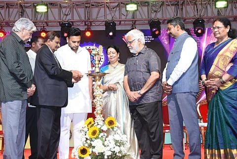 ನಗರದಲ್ಲಿ ಆಯೋಜಿಸಿದ್ದ ‘ಪರಿದೃಶ್ಯ’ ಅಂತಾರಾಷ್ಟ್ರೀಯ ಫಿಲಂ ಫೆಸ್ಟಿವಲ್‌ನ ಸಮಾರೋಪ ಸಮಾರಂಭದಲ್ಲಿ ಡಾ.ಸಿ.ಎನ್.ಮಂಜುನಾಥ್, ಯದುವೀರ ಕೃಷ್ಣದತ್ತ ಚಾಮರಾಜ ಒಡೆಯರ್, ಡಾ. ಚಂದ್ರಶೇಖರ್, ಸುಂದರ್‌ರಾಜ್, ಗಿರಿಜಾ ಲೋಕೇಶ್, ರಾಜೇಂದ್ರಸಿಂಗ್‌ಬಾಬು, ಚೇತನ್, ಪದ್ಮಾವತಿ ಭಟ್ ಇತರರು ಇದ್ದರು.