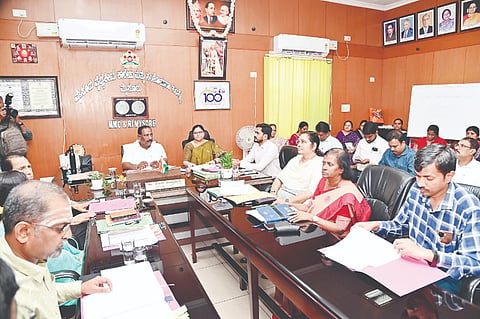 ಮೈಸೂರು ವೈದ್ಯಕೀಯ ಕಾಲೇಜು ಮತ್ತು ಸಂಶೋಧನಾ ಸಂಸ್ಥೆ ವ್ಯಾಪ್ತಿಯಲ್ಲಿ ಬರುವ ಆಸ್ಪತ್ರೆಗಳ ಕುರಿತು ಮಂಗಳವಾರ ಅಧಿಕಾರಿಗಳ ಸಭೆ 