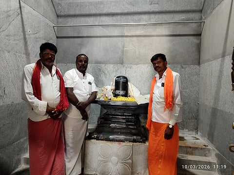 ನೂತನವಾಗಿ ಪುನರ್ ನಿರ್ಮಿಸಿರುವ ವರಕೋಡು ಶ್ರೀ ಬೀರೇಶ್ವರಸ್ವಾಮಿ ದೇವಾಲಯದ ಗರ್ಭಗುಡಿಯಲ್ಲಿ ಶಿವಲಿಂಗ ಪ್ರತಿಷ್ಠಾಪಿಸಿ ಪೂಜಿಸಲಾಯಿತು