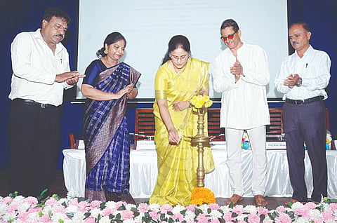 ಅರ್ಥಶಾಸ್ತ್ರ ಮತ್ತು ಸಹಕಾರ ವಿಭಾಗದಿಂದ ಮಾನಸಗಂಗೋತ್ರಿಯ ಮಾನವಿಕ ಸಭಾಂಗಣದಲ್ಲಿ ಆಯೋಜಿಸಿದ್ದ ವಿಶೇಷ ಉಪನ್ಯಾಸ ಕಾರ್ಯಕ್ರಮದಲ್ಲಿ ಎಂ.ಕೆ.ಸವಿತಾ, ಪ್ರೊ.ರವಿ ಭಂಡಾರಿ, ಪ್ರೊ.ನವೀತಾ ತಿಮ್ಮಯ್ಯ, ಡಾ.ಎಂ.ಮಹೇಶ,ಡಾ.ಎಂ.ವಿ ದಿನೇಶ್ ಇದ್ದರು.