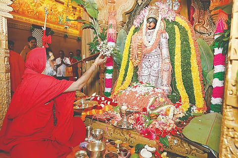 ಶ್ರೀಗಣಪತಿ ಸಚ್ಚಿದಾನಂದ ಆಶ್ರಮದಲ್ಲಿ ಕಾರ್ಯಸಿದ್ಧಿ ಆಂಜನೇಯ ಸ್ವಾಮಿಗೆ ಶ್ರೀ ದತ್ತ ವಿಜಯಾನಂದ ತೀರ್ಥ ಸ್ವಾಮೀಜಿ ಪೂಜೆ ಸಲ್ಲಿಸಿದರು.