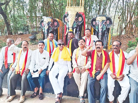 ‘ಯುದ್ಧ ನಿಲ್ಲಿಸಿ, ಗ್ಯಾಸ್ ಸಿಲಿಂಡರ್ ಕೊಡಿ’ ಎಂದು ಆಗ್ರಹಿಸಿ ಕನ್ನಡ ಚಳವಳಿ ವಾಟಾಳ್ ಪಕ್ಷದಿಂದ ತೆಂಗಿನಕಾಯಿ ಒಡೆದು ನಗರದಲ್ಲಿ ಪ್ರತಿಭಟನೆ ನಡೆಯಿತು. ವಾಟಾಳ್ ನಾಗರಾಜ್, ಪಾರ್ಥಸಾರಥಿ, ಮೂಗೂರು ನಂಜುಂಡಸ್ವಾಮಿ, ತೇಜೇಶ್ ಲೋಕೇಶ್‌ಗೌಡ, ಶಿವಶಂಕರ್, ಸಿಂದುವಳ್ಳಿ ಶಿವಕುಮಾರ್, ಶಿವರಾಮ್, ರಾಧಾಕೃಷ್ಣ, ದರ್ಶನ್‌ಗೌಡ, ರವೀಶ್ ಇತರರು ಇದ್ದರು.