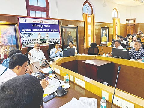   ಪಾಲಿಕೆ ಕಚೇರಿ ಸಭಾಂಗಣದಲ್ಲಿ ಗುರುವಾರ ಆಯೋಜಿಸಿದ್ದ ಅಧಿಕಾರಿಗಳ ಸಭೆಯಲ್ಲಿ ಶಾಸಕ ಜಿ.ಟಿ.ದೇವೇಗೌಡ, ಜಿಲ್ಲಾಧಿಕಾರಿ ಜಿ.ಲಕ್ಷ್ಮೀಕಾಂತ್ ರೆಡ್ಡಿ, ಪಾಲಿಕೆ ಆಯುಕ್ತ ಶೇಖ್ ತನ್ವೀರ್ ಆಸಿಫ್ ಇತರರು ಇದ್ದರು.