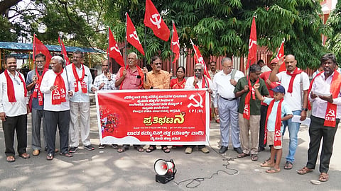 ಎಸ್‌ಸಿ-ಎಸ್‌ಟಿ ಮೀಸಲಾತಿ ಪ್ರಮಾಣ ಹೆಚ್ಚಳಕ್ಕೆ ಆಗ್ರಹಿಸಿ ಸಿಪಿಐ(ಎಂ)ಕಾರ್ಯಕರ್ತರು ನಗರದಲ್ಲಿ ಪ್ರತಿಭಟನೆ ನಡೆಸಿದರು. ಜಗದೀಶ್ ಸೂರ್ಯ,  ಕೆ.ಬಸವರಾಜ್, ಜಿ.ಜಯರಾಮ್, ಎನ್.ವಿಜಯ್ ಕುಮಾರ್ ಇನ್ನಿತರರಿದ್ದರು.