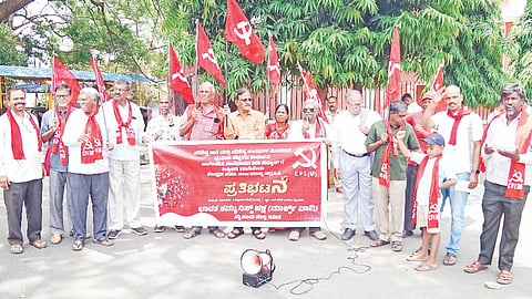  ಎಸ್‌ಸಿ-ಎಸ್‌ಟಿ ಮೀಸಲಾತಿ ಪ್ರಮಾಣ ಹೆಚ್ಚಳಕ್ಕೆ ಆಗ್ರಹಿಸಿ ಸಿಪಿಐ(ಎಂ)ಕಾರ್ಯಕರ್ತರು ನಗರದಲ್ಲಿ ಪ್ರತಿಭಟನೆ ನಡೆಸಿದರು. ಜಗದೀಶ್ ಸೂರ್ಯ,  ಕೆ.ಬಸವರಾಜ್, ಜಿ.ಜಯರಾಮ್, ಎನ್.ವಿಜಯ್ ಕುಮಾರ್ ಇನ್ನಿತರರಿದ್ದರು.