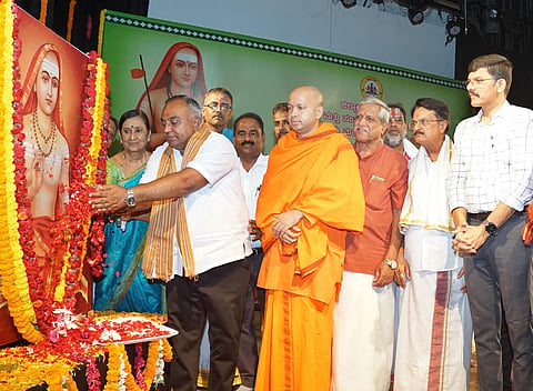  ಕಿರುರಂಗಮಂದಿರದಲ್ಲಿ ಮಂಗಳವಾರ ಆಯೋಜಿಸಿದ್ದ ಜಯಂತಿಯಲ್ಲಿ ಶ್ರೀ ಶಂಕರಚಾರ್ಯರ ಭಾವಚಿತ್ರಕ್ಕೆ ಶಾಸಕ ಟಿ.ಎಸ್.ಶ್ರೀವತ್ಸ ಪುಷ್ಪನಮನ ಸಲ್ಲಿಸಿದರು. ಸ್ವಾಮಿ ಸರ್ವಜಯಾನಂದಜಿ, ಗಾ.ನಾ.ಭಟ್, ವಿ.ಎನ್.ಮಲ್ಲಿಕಾರ್ಜುನಸ್ವಾಮಿ, ಡಾ.ಎಂ.ಡಿ ಸುದರ್ಶನ್ ಇನ್ನಿತರರಿದ್ದರು.