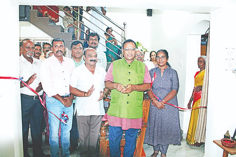 ಮನೆಗೊಂದು ಗ್ರಂಥಾಲಯ ಯೋಜನೆಯಡಿಯಲ್ಲಿ ಹಿರಿಯ ಸಾಹಿತಿ ಡಾ.ಅಮ್ಮಸಂದ್ರ ಸುರೇಶ್ ಅವರ ಮನೆಯಲ್ಲಿ ಗ್ರಂಥಾಲಯವನ್ನು ಉದ್ಘಾಟಿಸಲಾಯಿತು. ಮಾನಸ, ಎಂ.ಚಂದ್ರಶೇಖರ್, ಡಾ. ಪ್ರಸನ್ನ  ಸಂತೆಕಡೂರು, ಕನ್ನಡ ಪ್ರಮೋದ್ ಇದ್ದರು.