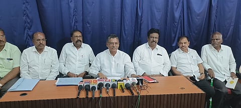 ಚಿಕ್ಕಬಳ್ಳಾಪುರದಲ್ಲಿ ಮಾಜಿ ಸಂಸದ ವಿ.ಎಸ್.ಉಗ್ರಪ್ಪ ಮಾತನಾಡಿದರು. 