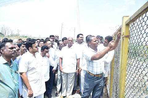 ಯಾದವಗಿರಿ ಬಳಿಯ ಗೂಡ್ಸ್ ಟರ್ಮಿನಲ್ ಕಾಮಗಾರಿ ಸ್ಥಳಕ್ಕೆ ಸಂಸದ ಯದುವೀರ್ ಕೃಷ್ಣದತ್ತ ಚಾಮರಾಜ ಒಡೆಯರ್ ಬುಧವಾರ ಭೇಟಿ ನೀಡಿ ಪರಿಶೀಲನೆ ನಡೆಸಿದರು. ಲಾರಿ ಮಾಲೀಕರ ಸಂಘದ ಅಧ್ಯಕ್ಷ ಶಾಹೀದ್, ಯಾದವಗಿರಿ ನಿವಾಸಿಗಳ ಸಂಘದ ಅಧ್ಯಕ್ಷ ಎಸ್ ಕೆ ದಿನೇಶ್, ಸಾಮಾಜಿಕ ಉದ್ಯಮಿ ನಿಖಿಲೇಶ್, ಜಿಲ್ಲಾ ಸಂಘದ ಅಧ್ಯಕ್ಷ ಕೋದಂಡರಾಮ್ ಮತ್ತು ಇತರರು ಉಪಸ್ಥಿತರಿದ್ದರು.