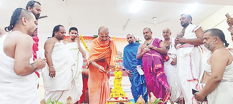 ನಗರದಲ್ಲಿ ಆಯೋಜಿಸಿದ್ದ ಸೌರಭ ದಾಸ ಸಾಹಿತ್ಯ ವಿದ್ಯಾಲಯದ 9ನೇ ಸಮ್ಮೇಳನ, 2 ದಿನಗಳ ವಿಶ್ವ ಸಮಾವೇಶಕ್ಕೆ ಶ್ರೀಸತ್ಯಾತ್ಮತೀರ್ಥ ಸ್ವಾಮೀಜಿ ಚಾಲನೆ ನೀಡಿದರು. ಪ್ರಮೋದಾಚಾರ್ಯ ಪೂಜಾರ, ಶಶಿ ಆಚಾರ್ಯ, ಅನಿರುದ್ಧಾಚಾರ್ಯ, ಪ್ರಹ್ಲಾದಾಚಾರ್ಯ ಹನುಮಸಾಗರ ಇತರರು ಇದ್ದರು.