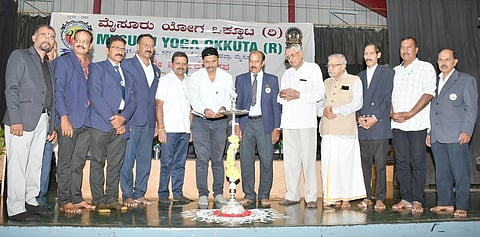 ಮೈಸೂರು ಯೋಗ ಒಕ್ಕೂಟದ ರಜತ ಮಹೋತ್ಸವವನ್ನು ಗಣ್ಯರು ಉದ್ಘಾಟಿಸಿದರು. ಕೆ. ರಘುರಾಂ ವಾಜಪೇಯಿ,  ಅಂಶಿ ಪ್ರಸನ್ನಕುಮಾರ್, ಕೆ.ಜಿ. ದೇವರಾಜು, ಶ್ರೀಹರಿ ದ್ವಾರಕನಾಥ್, ಎನ್.ಪಾಪೇಗೌಡ, ಎ.ಪಿ. ನಾಗೇಶ್ ಇದ್ದರು.