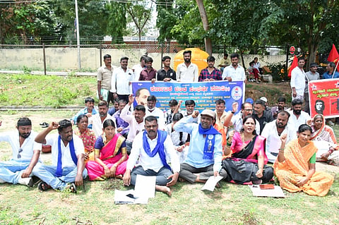ಕರ್ನಾಟಕ ದಲಿತ ಸಂಘರ್ಷ ಸಮಿತಿ ಸದಸ್ಯರು ಪ್ರತಿಭಟನೆ ನಡೆಸಿದರು. ಬನ್ನಹಳ್ಳಿ ಸೋಮಣ್ಣ, ಎಚ್.ಡಿ.ಕೋಟೆಯ ಸಣ್ಣ ಕುಮಾರ್, ಅನುಷಾ, ತಿ.ನರಸೀಪುರದ ಬಸವರಾಜು, ಧಮ್ಮ ಅಶೋಕ ದಂಡಿಕೆರೆ ಇನ್ನಿತರರಿದ್ದರು.