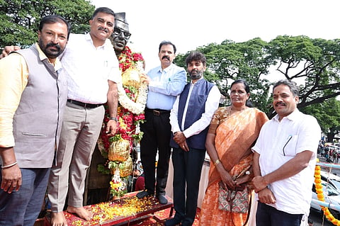 ಬಾಬೂಜಿ ಪುಣ್ಯಸ್ಮರಣೆ ಅಂಗವಾಗಿ ಕರ್ನಾಟಕ ರಾಜ್ಯ ಮುಕ್ತ ವಿವಿ ವತಿಯಿಂದ ಸೋಮವಾರ ನಗರದ ರೈಲು ನಿಲ್ದಾಣ ಆವರಣದಲ್ಲಿರುವ ಬಾಬೂಜಿ ಪ್ರತಿಮೆಗೆ ಮಾಲಾರ್ಪಣೆ ಮಾಡಲಾಯಿತು. ಪ್ರೊ.ಎಸ್.ಕೆ.ನವೀನ್ ಕುಮಾರ್, ಡಾ.ವಿ.ಎಂ.ರಮೇಶ್, ಪ್ರೊ.ರಾಮನಾಥಂ ನಾಯ್ಡು, ಡಾ.ಎನ್.ಆನಂದ ಗೌಡ, ಡಾ.ಆರ್.ಶರಣಮ್ಮ ಇದ್ದರು.
