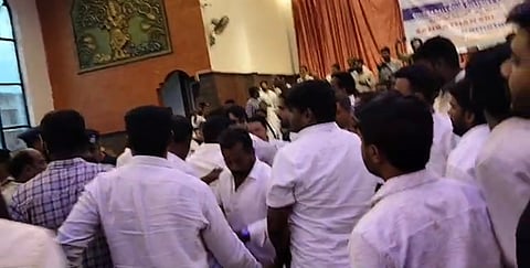 ಕಾಂಗ್ರೆಸ್‌ ಸಭೆಯಲ್ಲಿ ಗಲಾಟೆ