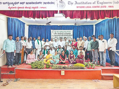 ನಗರದಲ್ಲಿ ಆಯೋಜಿಸಲಾಗಿದ್ದ ’ದೇಸಿ ಸೀಡ್ಸ್ ಪ್ರ್ರೊಡ್ಯೂಸರ್ ಕಂಪನಿ’ಯ 12ನೇ ಸರ್ವ ಸದಸ್ಯರ ಸಭೆಯಲ್ಲಿ ಜಿ.ಕೃಷ್ಣ ಪ್ರಸಾದ್, ಡಾ. ಮಂಜುನಾಥ ಅಂಗಡಿ, ಶಿವಳ್ಳಿ ಬೋರೇಗೌಡ, ಡಾ.ಡಿ.ಎಂ.ನಾಗರಾಜ್, ರವಿ ಮಾಗಲ್ ಇತರರು ಇದ್ದರು.