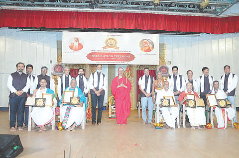 ನಗರದ ನಾದಮಂಟಪದಲ್ಲಿ ಆಯೋಜಿಸಿದ್ದ ವಿಪ್ರ ಪ್ರೋಫೆಷನಲ್ ಫೋರಂ (ವಿಪಿಎಫ್) ನೂತನ ಪದಾಧಿಕಾರಿಗಳ ಪದಗ್ರಹಣ ಸಮಾರಂಭದಲ್ಲಿ ವಿವಿಧ ಕ್ಷೇತ್ರದ ಗಣ್ಯರನ್ನು ಸನ್ಮಾನಿಸಲಾಯಿತು. ಶ್ರೀದತ್ತ ವಿಜಯಾನಂದ ಸ್ವಾಮೀಜಿ, ಡಾ.ಎಸ್. ಮುರಳಿ, ಡಿ.ಶೀಹರಿ, ಸತ್ಯನಾರಾಯಣ, ಪ್ರಭಾಕರ ರಾವ್, ಎ. ಸುಧೀಂದ್ರ, ಆರ್. ಮಂಜುನಾಥ್ ಶ್ರೀವತ್ಸ, ಎಸ್.ಅಚ್ಯುತ, ಎಸ್.ಶ್ರೀನಾಥ್ ಇತರರು ಇದ್ದರು.