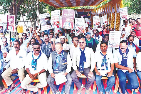  ಕಾಂಗ್ರೆಸ್ ಪಕ್ಷದ ಅಧ್ಯಕ್ಷ ಮಲ್ಲಿಕಾರ್ಜುನ ಖರ್ಗೆ ಅವರಿಗೆ ಅಗೌರವ ತೋರಿರುವ ಘಟನೆಯನ್ನು ಖಂಡಿಸಿ ಆದಿ ಕರ್ನಾಟಕ ಮಹಾಸಂಸ್ಥೆಯಿಂದ ಪ್ರತಿಭಟನೆ ನಡೆಯಿತು. ಪುರುಷೋತ್ತಮ್, ನಾಗರಾಜು, ಮಹದೇವು ಇನ್ನಿತರರಿದ್ದರು.