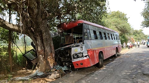 ಅರಸೀಕೆರೆ ತಾಲೂಕಿನ ಬೋರನಕೊಪ್ಪಲು ಬಳಿ ಶುಕ್ರವಾರ ಸಂಭವಿಸಿದ ಅಪಘಾತದಲ್ಲಿ ಬಸ್ಸಿನ ಮುಂಭಾಗ ಜಖಂಗೊಂಡಿರುವುದು.  