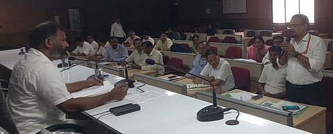 ಕುಂದಾಪುರ ತಾ.ಪಂ. ಸಭಾಂಗಣದಲ್ಲಿ ಸೋಮವಾರ ಕಾಡು ಹಂದಿಗಳು ಹಾಗೂ ಸಾಕು ಹಂದಿಗಳ ಸರಣಿ ಸಾವಿನ ಹಿನ್ನೆಲೆಯಲ್ಲಿ ಪಶು ಸಂಗೋಪನಾ, ಅರಣ್ಯ, ಆರೋಗ್ಯ ಇಲಾಖೆ ಹಾಗೂ ಸ್ಥಳೀಯಾಡಳಿತ ಅಧಿಕಾರಿಗಳ ತುರ್ತು ಸಭೆ ನಡೆಯಿತು.