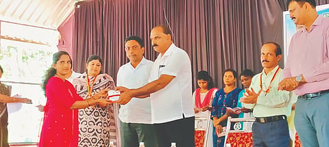 ಕುಂಭಾಶಿ ಗ್ರಾಪಂ ವ್ಯಾಪ್ತಿಯ ಶ್ರೀ ವಿನಾಯಕ ಸಭಾ ಭವನದಲ್ಲಿ ಸುಕನ್ಯಾ ಸಮೃದ್ಧಿ ಯೋಜನೆ ಲಾನುಭವಿಗಳಿಗೆ ಠೇವಣಿ ಪುಸ್ತಕವನ್ನು ಶಾಸಕ ಎ.ಕಿರಣ್ ಕುಮಾರ್ ಕೊಡ್ಗಿ ಹಸ್ತಾಂತರಿಸಿದರು.  