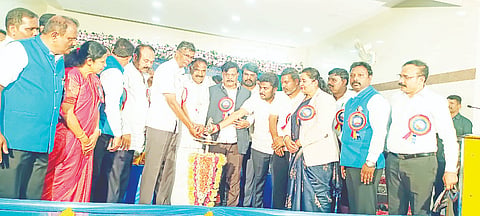 ಹೊಳೆನರಸೀಪುರ ಪಟ್ಟಣದಲ್ಲಿ ನಡೆದ ನೌಕರರ ಸಮ್ಮೇಳನ ಸಮಾವೇಶ ಹಾಗೂ ಪ್ರತಿಭಾ ಪುರಸ್ಕಾರ ಕಾರ್ಯಕ್ರಮದಲ್ಲಿ ಸಚಿವರಾದ ಡಾ.ಎಚ್.ಸಿ.ಮಹದೇವಪ್ಪ ಹಾಗೂ ಸತೀಶ್ ಜಾರಕಿ ಹೊಳಿ, ಶಾಸಕರಾದ ಶಿವಲಿಂಗೇಗೌಡ ಸಿಮೆಂಟ್ ಮಂಜು ಸಂಸದ ಶ್ರೇಯಸ್ ಎಂ ಪಟೇಲ್ ಇತರರು ಇದ್ದರು 