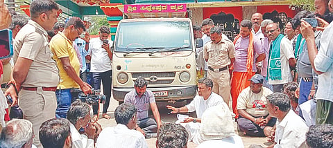 ಕೊಳ್ಳೇಗಾಲ ಚಿಕ್ಕಲ್ಲೂರು ಸಿದ್ದಪ್ಪಾಜಿ ದೇವಸ್ಥಾನದ ಹುಂಡಿಗಳನ್ನು ಎಣಿಕೆ ಮಾಡಲು ವಾಹನದಲ್ಲಿ ರವಾನಿಸುವಾಗ ಶ್ರೀ ಚಿಕ್ಕಲ್ಲೂರು ಮಠದ ಭರತ್‌ರಾಜೇ ಅರಸ್ ಮತ್ತು ಭಕ್ತರು ಪ್ರತಿಭಟನೆ ನಡೆಸಿದರು.