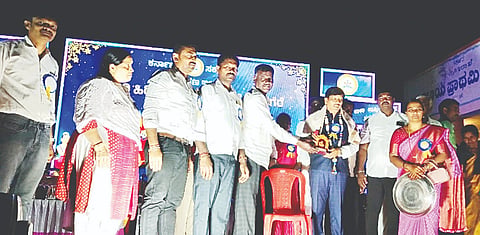 ಚಗಚಗೆರೆಯಲ್ಲಿ ಆಯೋಜಿಸಿದ್ದ ಶಾಲಾ ವಾರ್ಷಿಕೋತ್ಸವ ಸಮಾರಂಭದಲ್ಲಿ ಕ್ಷೇತ್ರ ಶಿಕ್ಷಣಾಧಿಕಾರಿ ಮೋಹನ್ ಕುಮಾರ್ ಅವರಿಗೆ ಸನ್ಮಾನಿಸಲಾಯಿತು. ಎಸ್‌ಡಿಎಂಸಿ ಅಧ್ಯಕ್ಷ ಮೋಹನ್ ಕುಮಾರ್, ನಂಜೇಗೌಡ, ಕುಮಾರ್, ಶಾಲಾ ಮುಖ್ಯ ಶಿಕ್ಷಕರು, ಶಿಕ್ಷಕರು ಇದ್ದರು.