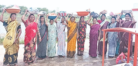 ಔರಾದ್​ ತಾಲೂಕಿನ ಲಾಧಾ ಗ್ರಾಮದಲ್ಲಿ ಮಳೆಗಾಗಿ ಪ್ರಾರ್ಥಿಸಿ ಮಹಿಳೆಯರು ತಲೆಮೇಲೆ ರೊಟ್ಟಿ ಬುಟ್ಟಿ ಹೊತ್ತು  ಬುಟ್ಟಿಜಾತ್ರೆ ಆಚರಿಸಿದರು. ಕಲಾವತಿ ಮುಚಳಂಬೆ, ಸರಸ್ವತಿ ಲೋಹಾರ, ರೇಣುಕಾ ಬಿರಾದಾರ್​, ಅನಿತಾ, ಸಂಗೀತಾ, ಸುವರ್ಣಾ ಪಾಟೀಲ್​, ಲಲಿತಾ, ಶೋಭಾವತಿ ಮಾನೂರೆ ಇತರರಿದ್ದರು.