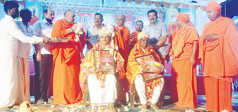 ಅರಕಲಗೂಡು ತಾಲೂಕು ಚಿಕ್ಕಬೊಮ್ಮನಹಳ್ಳಿ ಶ್ರೀ ರಂಗನಾಥಸ್ವಾಮಿ ಜಾತ್ರಾ ಮಹೋತ್ಸವದ ಅಂಗವಾಗಿ ಆಯೋಜಿಸಿದ್ದ ಧಾರ್ಮಿಕ ಸಮಾರಂಭದಲ್ಲಿ ಕರ್ನಾಟಕ ರಾಜ್ಯೋತ್ಸವ ಪ್ರಶಸ್ತಿ ಪುರಸ್ಕೃತರಾದ ಡಾ. ಎಂ.ಸಿ. ರಂಗಸ್ವಾಮಿ, ಗುಂಡುರಾಜ್ ಅವರನ್ನು ಸನ್ಮಾನಿಸಲಾಯಿತು. ಶ್ರೀ ನಿರ್ಮಲಾನಂದನಾಥ ಸ್ವಾಮೀಜಿ, ಶ್ರೀ ಶಂಭುನಾಥ ಸ್ವಾಮೀಜಿ, ಎ.ಟಿ. ರಾಮಸ್ವಾಮಿ, ಪ್ರೊ. ಕೃಷ್ಣೇಗೌಡ ಇತರರು ಇದ್ದರು. 