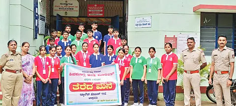 ತೆರದಮನೆ ಹಾಗು ಬೇಡ ಬ್ರೋ ಕಾರ್ಯಕ್ರಮ ಕುರಿತು ಭದ್ರಾವತಿ ನಗರದ ನ್ಯೂಟೌನ್ ಪೊಲೀಸ್ ಠಾಣೆ ಪೊಲೀಸರು ಲಿಟಲ್ ್ಲವರ್ ಶಾಲಾ ಮಕ್ಕಳಿಗೆ ಪರಿಚಯಿಸಿದರು. ರಮೇಶ್, ಕವಿತಾ ಇತರರಿದ್ದರು.