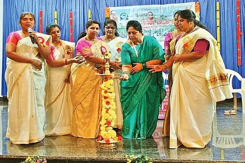 ಭದ್ರಾವತಿಯಲ್ಲಿ ಆಯೋಜಿಸಿದ್ದ ಆರೋಗ್ಯ ಅರಿವು ಕಾರ್ಯಕ್ರಮವನ್ನು ಡಾ. ಅನುರಾಧಾ ಪಟೇಲ್ ಉದ್ಘಾಟಿಸಿದರು. ಎಂ.ಎಸ್.ಸುಧಾಮಣಿ, ಪ್ರತಿಭಾ, ಪುಷ್ಪಾ, ಶೀಲಾ ಇತರರಿದ್ದರು.